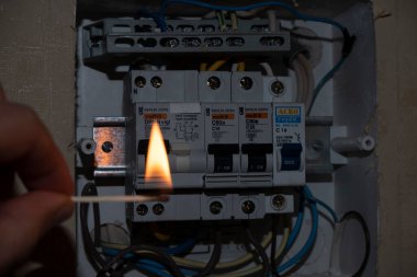 Elektrik düğmesi ve kibrit, güç dalgalanması