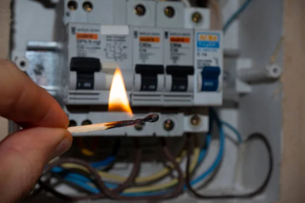 Elektrischer Schalter Und Beleuchtetes Streichholz Stromstoß — Stockfoto