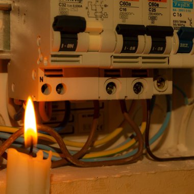 Elektrik düğmesi, mum ışığı söndüğünde yanar.