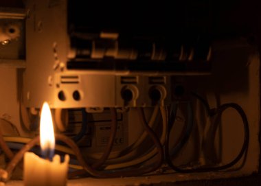 Elektrik düğmesi, mum ışığı söndüğünde yanar.