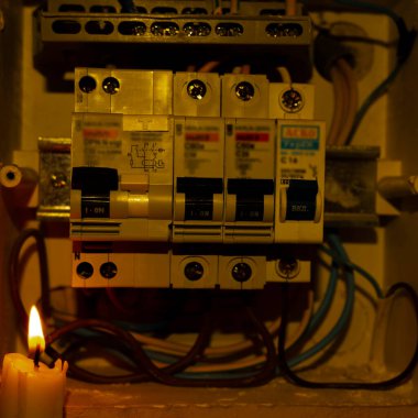 Elektrik düğmesi, mum ışığı söndüğünde yanar.