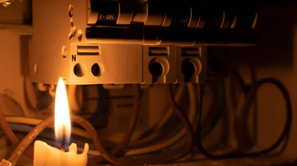 Elektrik düğmesi, mum ışığı söndüğünde yanar.