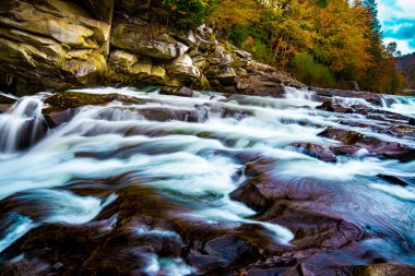 Yaremche şelalesi, Karpatlar 'daki Prut dağı nehri. Ukrayna