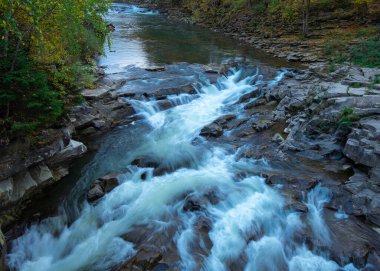 Yaremche şelalesi, Karpatlar 'daki Prut dağı nehri. Ukrayna