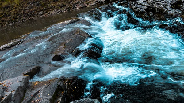 Yaremche 폭포수 카르파티아에 Prut Mountain River 우크라 — 스톡 사진