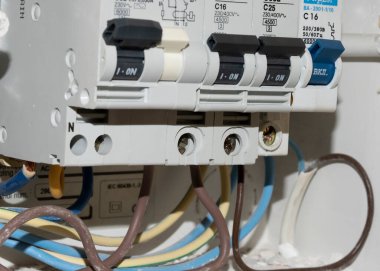 Elektrik düğmesi, mum ışığı söndüğünde yanar.