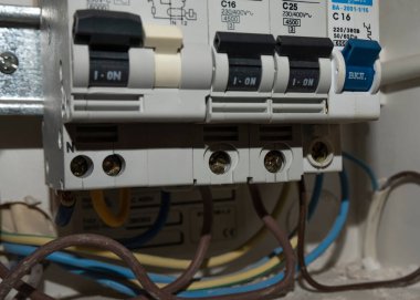 Elektrik düğmesi, mum ışığı söndüğünde yanar.