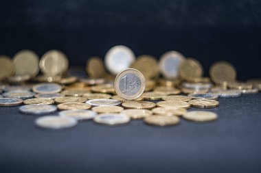 Koyu bir arkaplanda farklı değerlerde avro sikkeleri