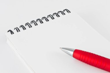 Beyaz arkaplanda kırmızı kalem ve defter