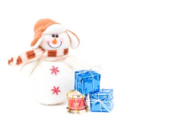 Oyuncak ve hediyeli Noel sahnesi Parlak süslemeler ve süslemeler