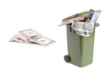 Banknotlarla dolu geri dönüşüm kutusu
