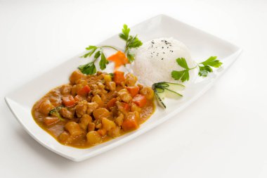 Soslu et ve sebzeli pirinç yemeği, tipik Asya mutfağı, beyaz arka planda izole edilmiş.