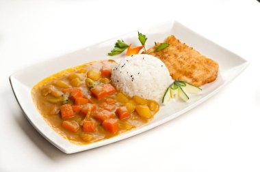 soslu pirinç yemeği, tipik Asya mutfağı, beyaz arka planda izole edilmiş.