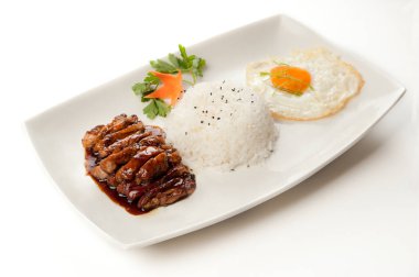 Yumurta ve etli pirinç menüsü, tipik Asya mutfağı, beyaz arka planda izole edilmiş.