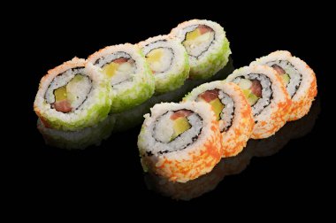 Suşi menüsü, Japon geleneksel yemekleri siyah arka planda yansımaları olan.