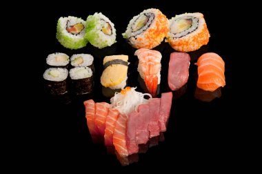 Pilav, somon, kırmızı ton balığı ve deniz yosunlu suşi menüsü. Yansımalı siyah arkaplanda