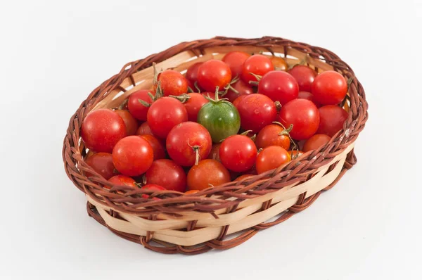 Cesta Tomates Cherry Sobre Fondo Blanco — Foto de Stock