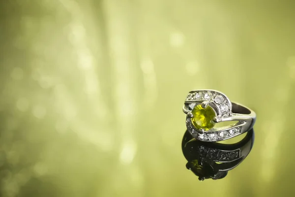 反射と明るい緑の背景に輝くリング — ストック写真