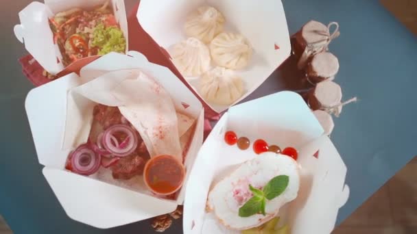 Κιβώτια παράδοσης τροφίμων ή συσκευασίας από χαρτόνι με σαλάτα, κρέας, ζυμαρικά ή επιδόρπιο — Αρχείο Βίντεο