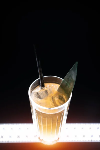 Refrescante bebida de limonada ou coquetel com cubo de gelo em vidro sobre fundo preto — Fotografia de Stock