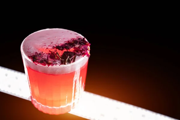 Trèfle club cocktail boisson avec framboise et pétale de rose sur fond noir — Photo