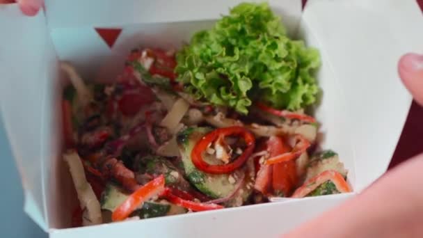 Yiyecek teslimatı ya da eller biberli sebze salatasıyla kağıt kapları açıyor. — Stok video