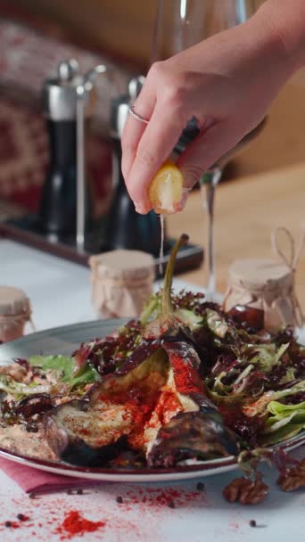 Samičí ruka nalévat citrónovou šťávu v zeleninovém salátu nebo lilku v restauraci — Stock video