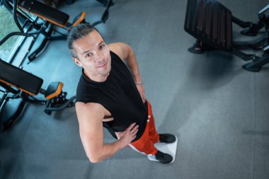 Genç ve çekici sporcu erkek kilosu spor salonu ve diyet.