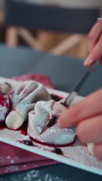 Puderzucker auf Blaubeerkhinkali streuen oder süße Knödel mit Beeren bestreuen — Stockvideo