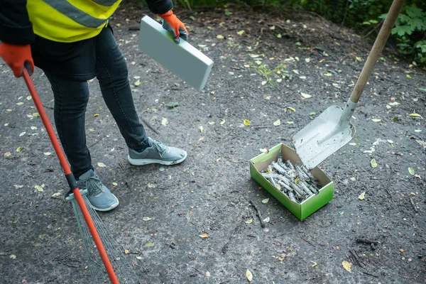 Bağımlı keşlerin kullandığı şırıngalardan parkı temizlemeye gönüllü. — Stok fotoğraf