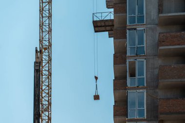 Yeni modern gökdelenin inşası veya büyük şehirde yaşayan bir bina.