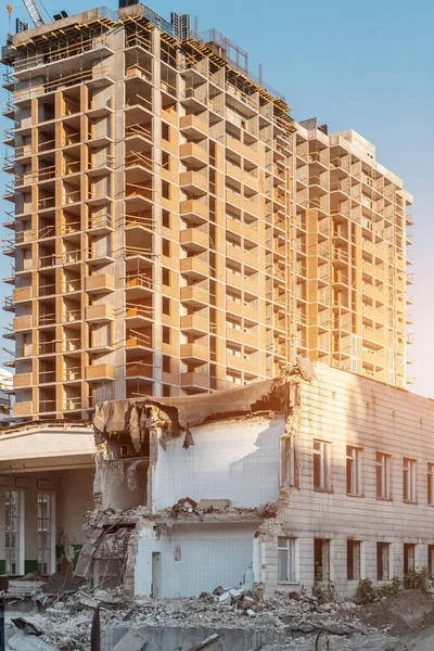 Demolice staré budovy v blízkosti nové výstavby moderního mrakodrapu — Stock fotografie