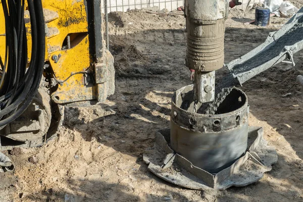 Тяжелое оборудование для заливки бетона на конструкциях — стоковое фото