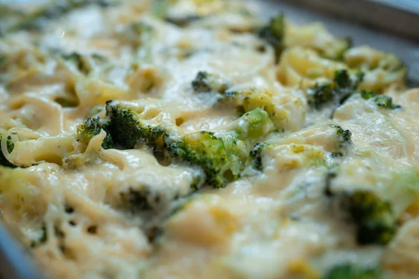 Свежий вкусный запеченный брокколи с расплавленным сыром и спагетти — стоковое фото