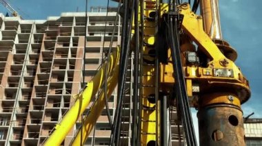 İnşaatlarda beton dökülmesi için ağır kazık makineleri