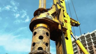 İnşaatlarda beton dökülmesi için ağır kazık makineleri