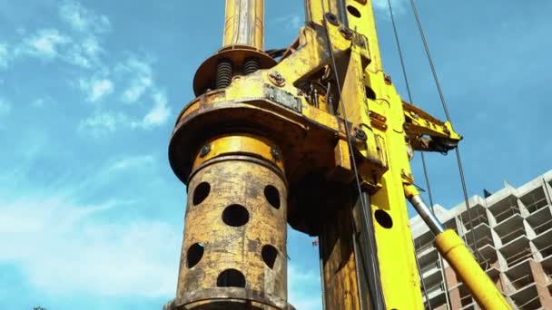 Pile driver heavy machinery for concrete pouring at constructions — Stock Video