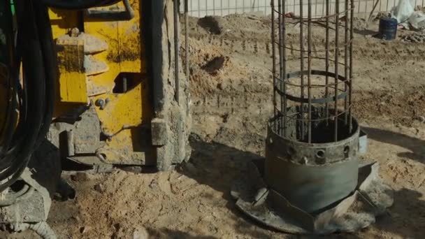 건축 현장에서 콘크리트를 부어넣기 위한 무거운 기계 더미 운전자 — 비디오