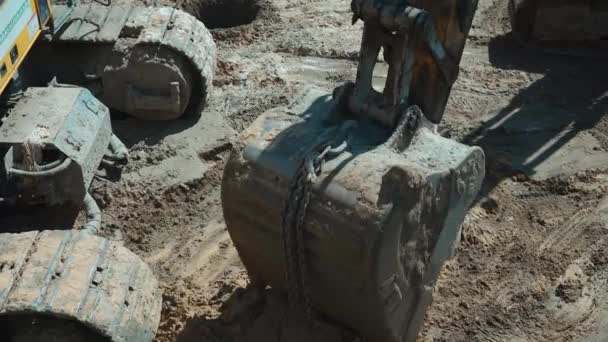 Graafmachine en heimachine zware machines voor het gieten van beton op constructies — Stockvideo