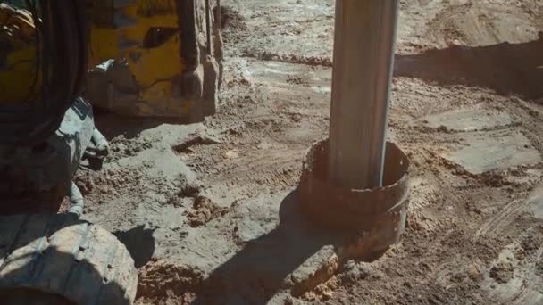 Heimachine zware machines voor het gieten van beton op constructies — Stockvideo