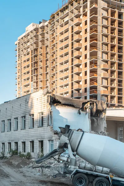 Beton mixer dan pembongkaran bangunan tua dengan konstruksi baru gedung pencakar langit — Stok Foto