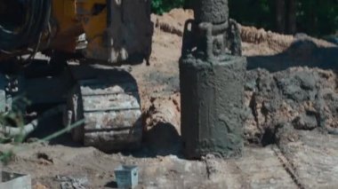 İnşaatlarda beton dökülmesi için ağır kazık makineleri