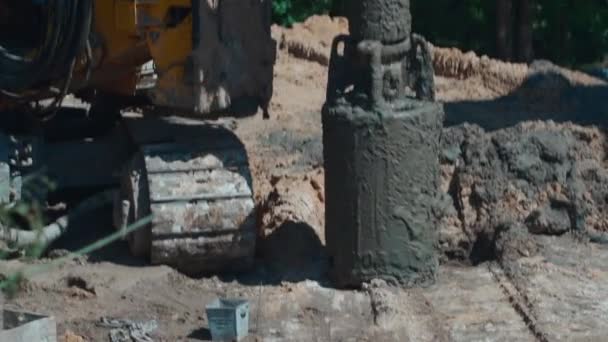 Maquinaria pesada do motorista da pilha para derramar concreto em construções — Vídeo de Stock
