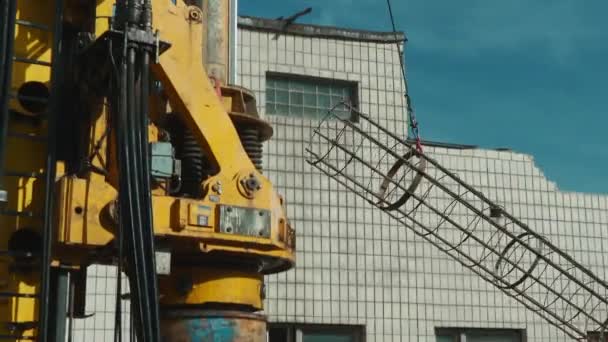 İnşaatlarda beton dökülmesi için ağır kazık makineleri — Stok video