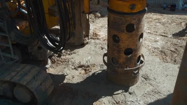 Водій купа важких машин для заливки бетону на конструкціях — стокове відео