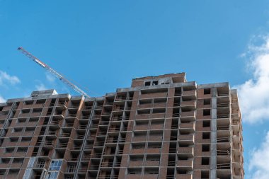 Yeni modern gökdelenin inşası veya büyük şehirde yaşayan bir bina.