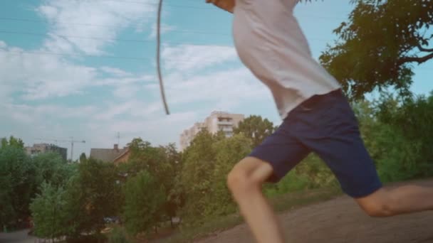 Активный мальчик качели на домашнем банджи на дереве или весело провести время в городском парке на открытом воздухе — стоковое видео