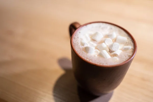 Kopje met warme chocoladecacao drank en zoete marshmallow op houten tafel — Stockfoto