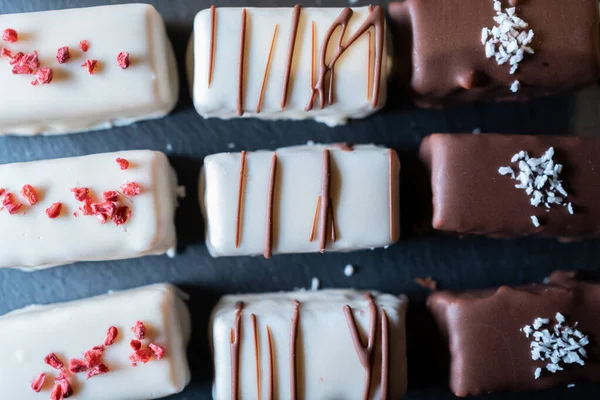 El yapımı çikolatalı tatlı trüf ya da badem ezmesi şekeri.