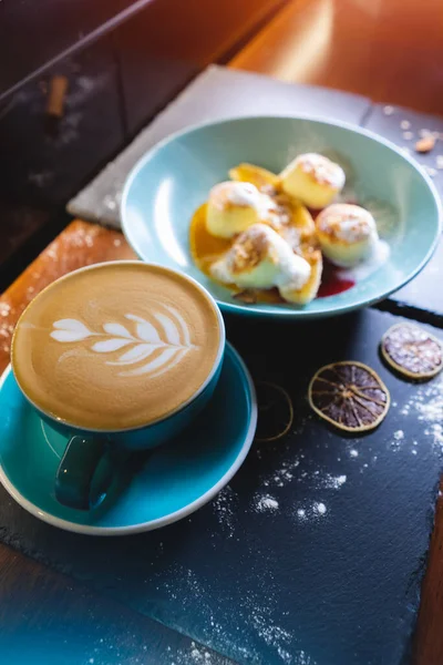 Café fresco com panquecas de queijo com banana, manteiga de amendoim e molho de framboesa — Fotografia de Stock